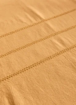 Bouchara Nappe^NAPPE BRODÉE AU CENTRE AVEC POINT TON SUR TON