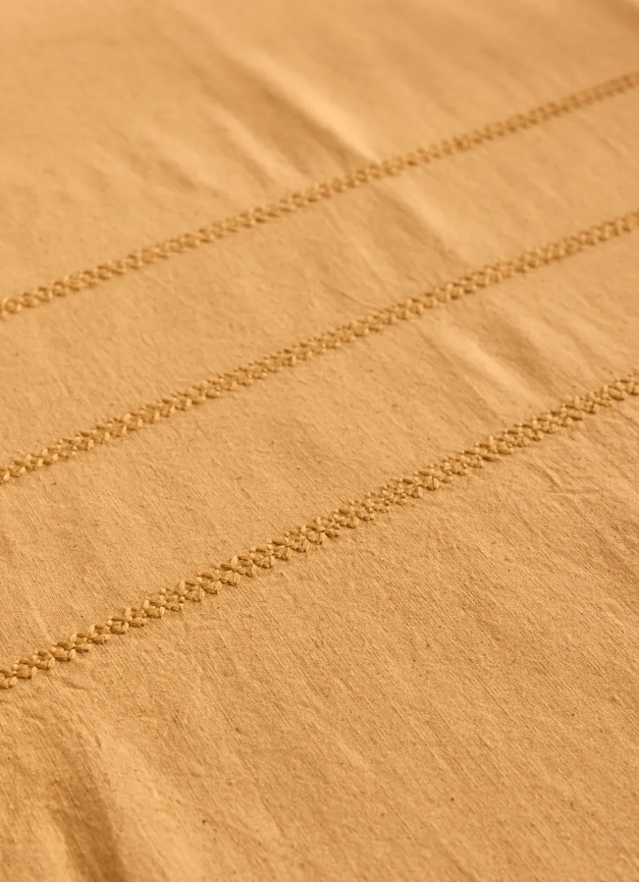 Bouchara Nappe^NAPPE BRODÉE AU CENTRE AVEC POINT TON SUR TON